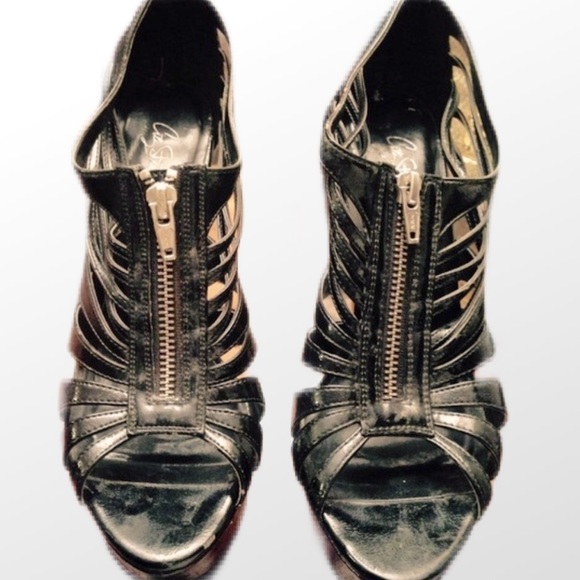 Black strap heals City Streets🎀 - Picture 1 of 4